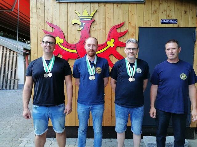 V.l.n.r.: 
Thomas Schwaiger (SG Schwoich)
Matthias Schneider (Sportschützen Brixlegg - Bezirksmeister Duellscheibe)
Stefan Glantnschnig (SG Schwoich - Bezirksmeister Präzisionsscheibe)
Gottfried Gratz (Bezirksschützenmeister Kufstein) | Foto: BSB Kufstein