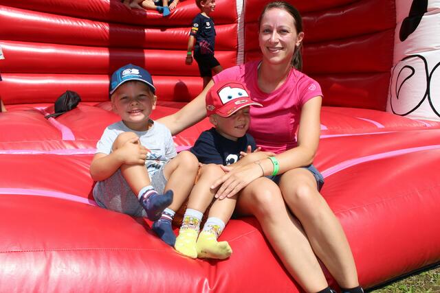 Für Felix, Lukas und Mama Tanja war die Hüpfburg ein Hit. | Foto: Mair