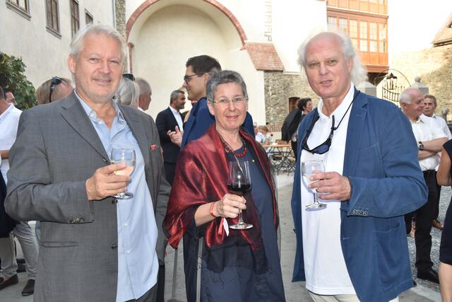 Eduard und Johannes Kutrowatz nahmen Regina Petrik in ihre Mitte. | Foto: Michael Strini