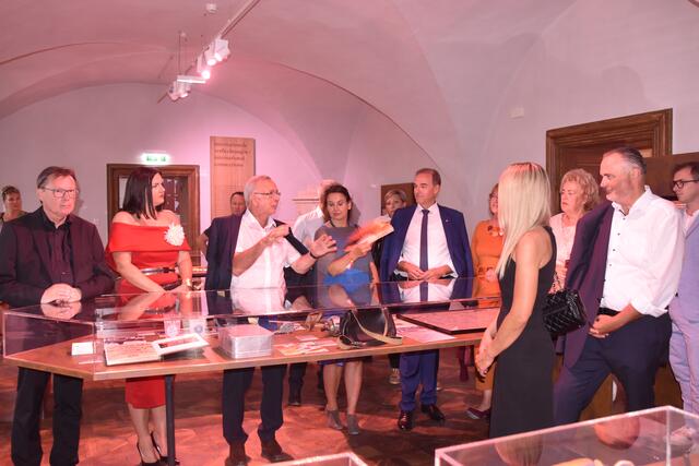 Kurator Prof. Oliver Rathkolb erläuterte einige Punkte der Ausstellung. | Foto: Michael Strini