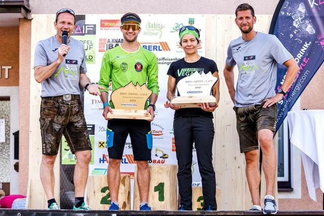 Alexander Rüdiger mit Lukas Vasold und Michaela Bunderla, den Drei-Gipfel-Lauf-Siegern 2021, sowie Veranstalter Bürgermeister Marc Landl (vlnr)  | Foto: Dominik Angerer