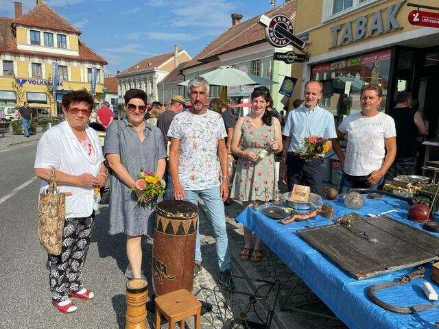 Wirtschaft aktiv Obmann Richard Reiter (3.v.l.) und Pressesprecher Günter  Szing (2.v.r) und Landwirtin Hannelore Aschauer (3.v.r.) mit Kunden und Aussteller. | Foto: Günter Winkler