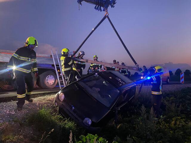 Ein Lenker verlor die Kontrolle über sein Auto und landete im Graben. | Foto: FF Ebenfurth
