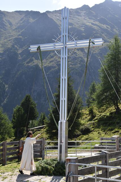 Pastoralassistent Mag. Danijel Jurić segnet das neue Gipfelkreuz für den Rietzer Grießkogel.