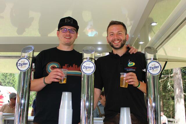 Gute Stimmung auch hinter der Bar bei Benjamin und Johannes (v.l.). | Foto: Mair
