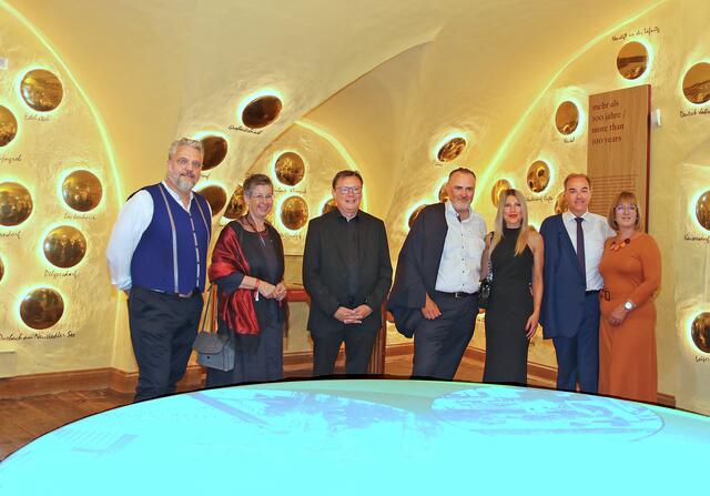 Rundgang durch die Jubiläumsausstellung: Christof Cremer, der für die Ausstellungsgestaltung verantwortlich zeichnete, LT-Abg. Klubobfrau Regina Petrik, „Burgherr“ Norbert Darabos, LH Hans Peter Doskozil mit seiner Verlobten Julia Jurtschak, LR Leonhard Schneemann mit Gattin Karin | Foto: Landesmedienservice
