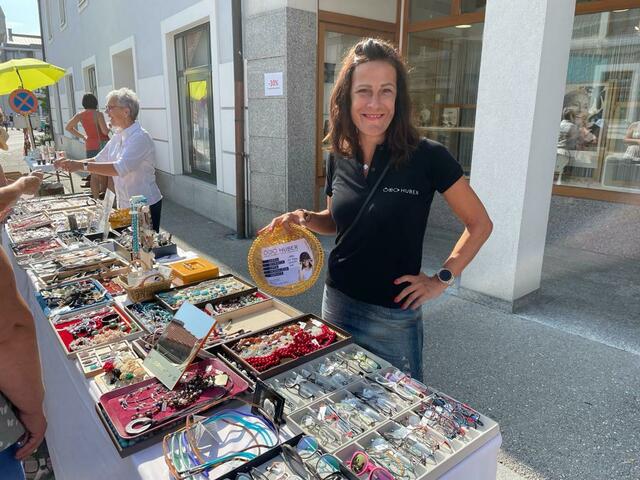 Wirtschaft aktiv Obfrau Stellvertreterin Ulrike Huber am reich gedeckten Tisch ihres Standes. | Foto: Günter Winkler