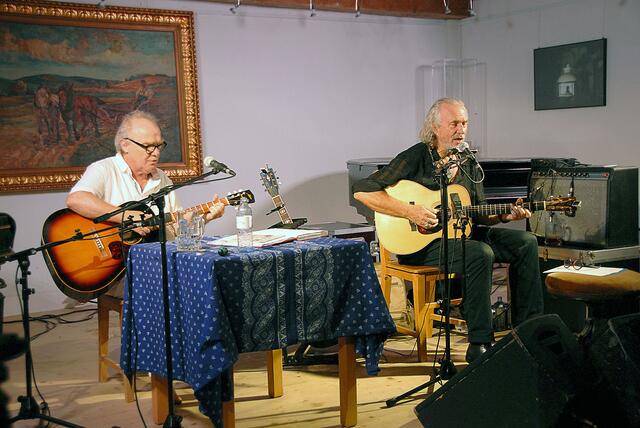 Michael Köhlmeier und Hans Theessink begeisterten das Publikum im Freilichtmuseum Gerersdorf.  | Foto: Frank Hoffman