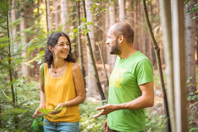 Sandra Krautwaschl und Alex Pinter luden zu einem Waldspaziergang ein. | Foto: Bernhard Schindler