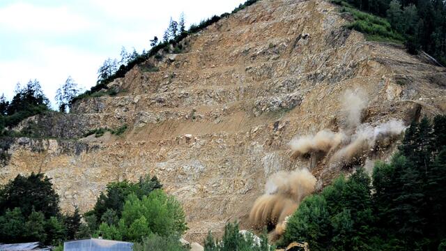 Eine (geglückte) Sprengung am Steinbruch Galgenberg, der im Besitz der Firma Tieber mit Hauptsitz in Peggau ist. | Foto: Kurt Brenkusch