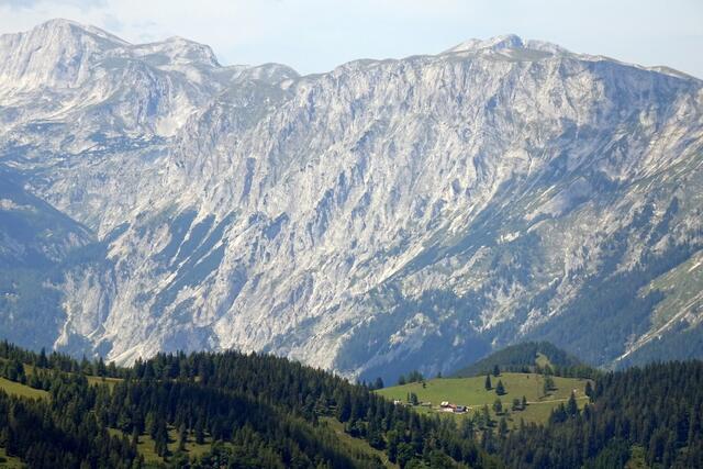 Das rassige Felsgelände des Hochschwabs, davor die Göriacher Alm
