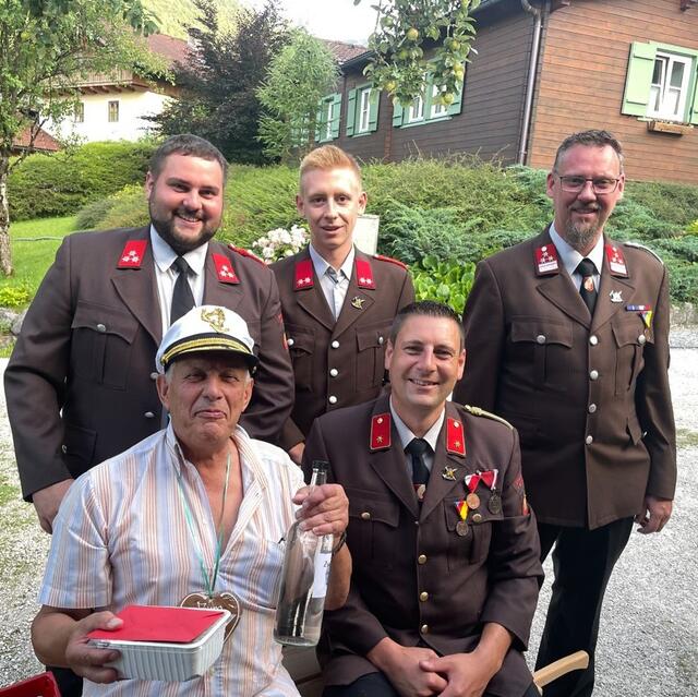 Franz Vockner wurde von seinen Pernecker Feuerwehrkameraden beglückwünscht. | Foto: FW Perneck