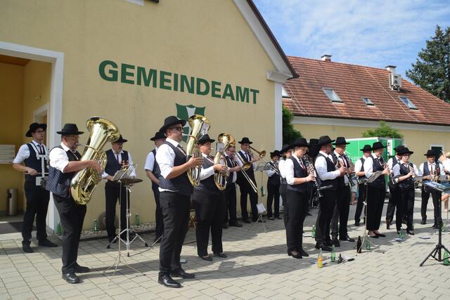 Der Musikverein Heiligenkreuz spielte sein erstes Platzkonzert in diesem Jahr vor dem Gemeindeamt. 