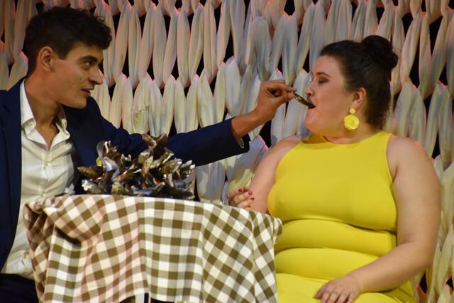 Anna Lena Bucher (Helen) und Josef Mohamed (Tom) brillieren in ihren Rollen als Paar, das gegen Oberflächlichkeiten ankämpfen muss.