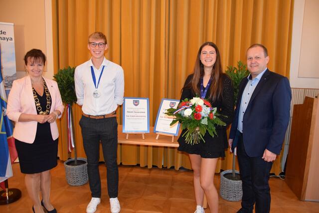 Bürgermeisterin Brigitte Ribisch und Vizebürgermeister Georg Eigner gratulieren den Laaern in den österreichischen Nationalteams von Austria Faustball Vize-Weltmeisterin Marie Scharinger und Vize-Europameister Philipp Thalhammer und freuen sich über deren großartige Leistungen.
 | Foto: Stadtgemeinde Laa