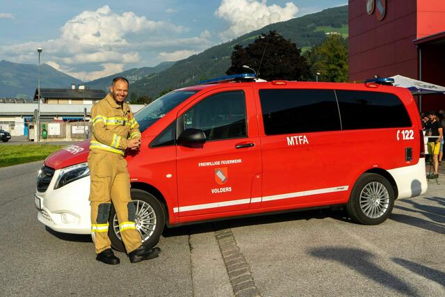 Der stolze Kommandant Florian Thaler mit dem neuen Mannschaftstransportfahrzeug | Foto: FF Volders