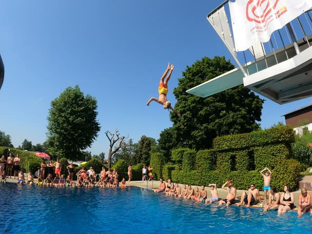 Sensationelle Sprünge beim Arschbomben-Contest der Jungen Generation im Erlebnisbad Mattighofen.  | Foto: JG Bezirk Braunau