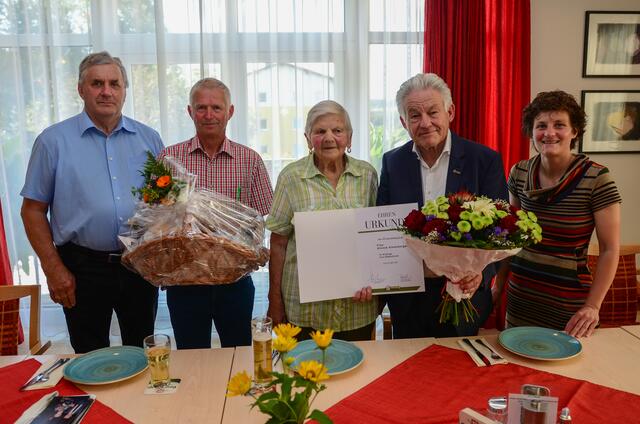 Bezirksobmann Leopold Wipplinger, Seniorenbundobmann Hubert Schinkinger, Jubilarin Aloisia Almesberger, Landesobmann Josef Pühringer und Bürgermeister Nicole Leitenmüller (v.l.).
 | Foto: Foto: SB Lembach