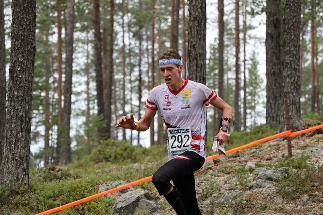 Im Bild zu sehen: Der Orientierungsläufer Robert Merl in Aktion beim Weltcup in Schweden. Die drei Wettkämpfe im steilen, sumpfigen und steinigen Wald nahe Idre Fjäll waren wie erwartet sowohl technisch als auch läuferisch sehr anspruchsvoll.  | Foto: Orienteering Focus