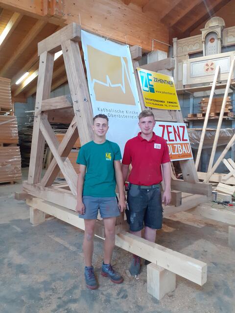 Zwei Lehrlinge aus dem Bezirk Braunau halfen beim Bau des Glockenstuhls.  | Foto: Hofmann