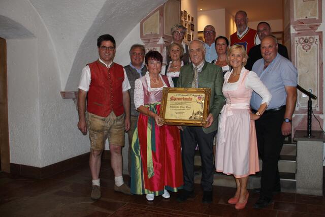 V.l.n.r. Landtagsabgeordneter Michael Obermoser, Gerda Manzl, Ehrenbürger Franz Manzl, Sonja Ottenbacher, Bürgermeisterin von Stuhlfelden, Anton Manzl, Genoveva Manzl, Karin Gnida, Vital Enzinger, Vizebürgermeister von Stuhlfelden, Gundi Egger, Ferdinand Rummer, Josef Voithofer, Amtsleiter und Hans Peter Manzl.
Alle Beteiligten freuten sich mit dem neuen Ehrenbürger. | Foto: Gemeinde Stuhlfelden