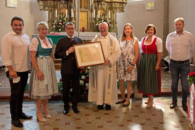Der Gemeindevorstand mit Pfarrer: v.l.n.r: Rudi Eder, Vizebgm. Gerlinde Arzt, Bürgermeister Harald Grubmair, Pfarrer Mag. Josef Etzlstorfer, Sabine Rathmayr, Eva Wahlmüller und Franz Pollhammer | Foto: Pfarre