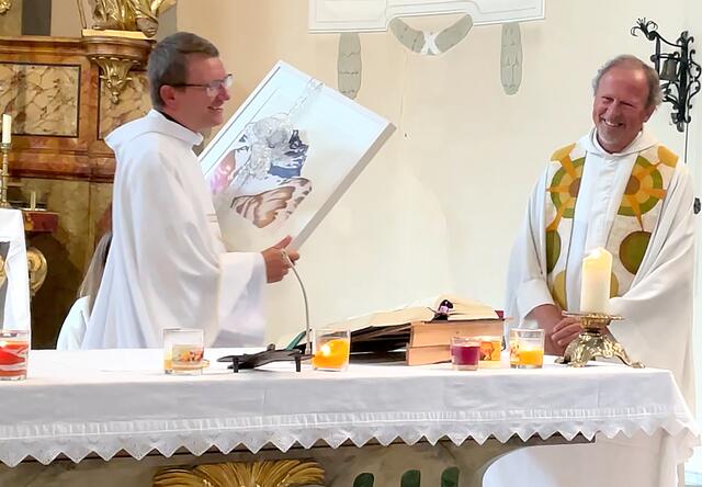 Vikar Adam Pendel (li.) mit Pfarrer Herbert Traxl bei der Verabschiedung in Zams. | Foto: Bezirksblätter