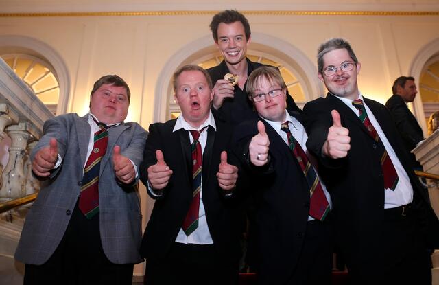 Seit vielen Jahren engagiert sich Ö3-Moderator Philipp Hansa (hinten) als Botschafter für Special Olympics Österreich.  | Foto: GEPA