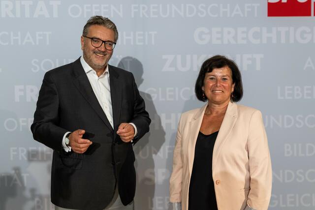 Der Wiener Gesundheitsstadtrat Peter Hacker (SPÖ) und Oberösterreichs Soziallandesrätin Birgit Gerstorfer (SPÖ) fordern einmal mehr eine rasche Umsetzung der Pflegereform.  | Foto: MecGreenie