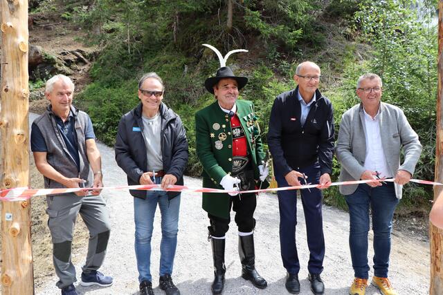 Eröffnungsfeier: Ideengeber Joe Landerer, TVB-Obmann Armin Falkner, Ideengeber Franz Schmid, LR Toni Mattle und Bgm. Pepi Raich (v.l.). | Foto: Othmar Kolp