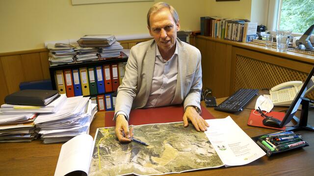 Bürgermeister Thomas Oberreiter zeigt die möglichen Gebiete für Windräder auf der Karte. | Foto: Marchgraber