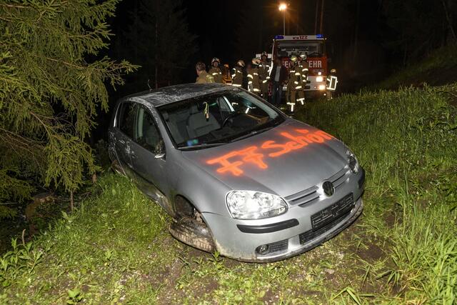 Die Frau konnte sich selbst aus dem Fahrzeug befreien und wurde in das Haller Krankenhaus eingeliefert. | Foto: zeitungsfoto.at