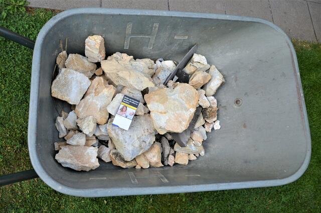 Verunglückte Sprengung am 2. Juli: 40 Kilogramm Steine flogen in den Garten der Familie Brenkusch. | Foto: Kurt Brenkusch