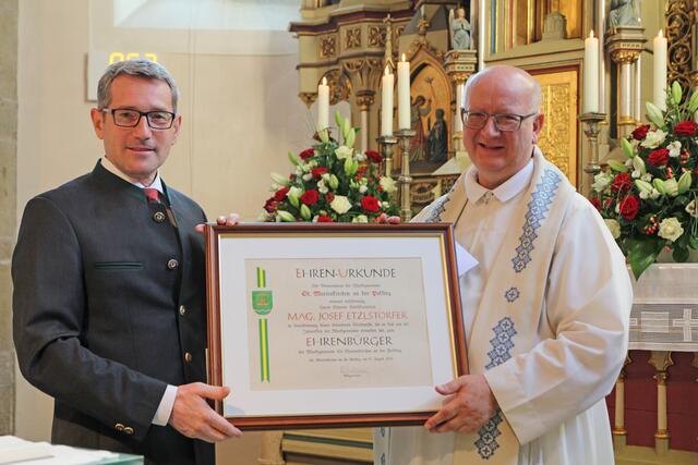 Bürgermeister Harald Grubmair überreichte die Ehrenbürgerurkunde an Pfarrer Mag. Josef Etzlstorfer