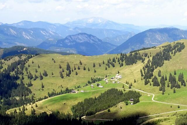 Grandioser Tiefblick auf die Turnauer Alm, mittig hinten der Ötscher