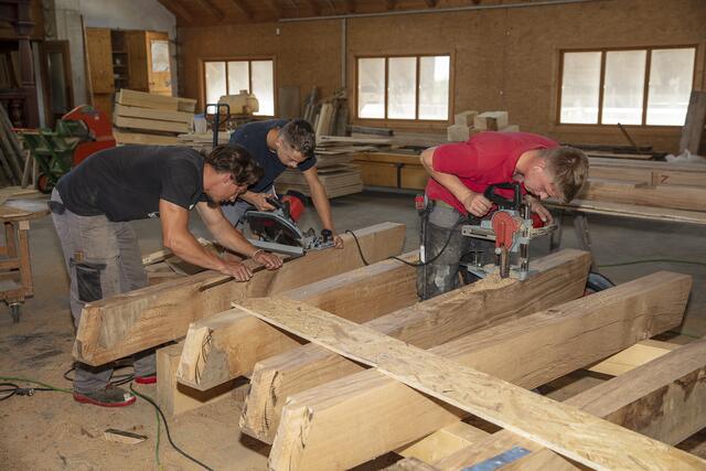 Als Lehrlingsprojekt entstand der neue Glockenstuhl.  | Foto: Hofmann