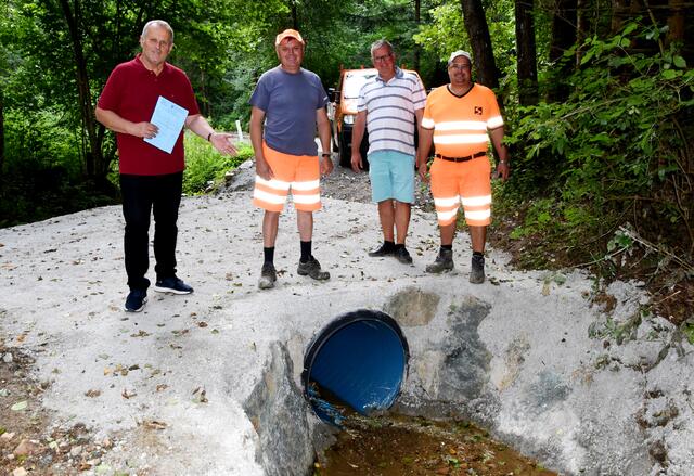 Bürgermeister Andreas Grandits mit den Arbeitern der Güterwegabteilung Johann Pferschy, Kurt Fischl und Markus Buchegger nach der   Fertigstellung der Brücke „Doljanska draga“.  | Foto: Gemeinde Stinatz