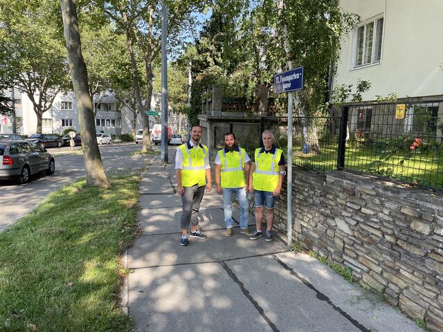 Baureferent Andreas Fink (l.) mit seinem Team bei der Begehung der zukünftigen Baustelle. Hier werden die Wasserrohre erneuert.  | Foto: Berger
