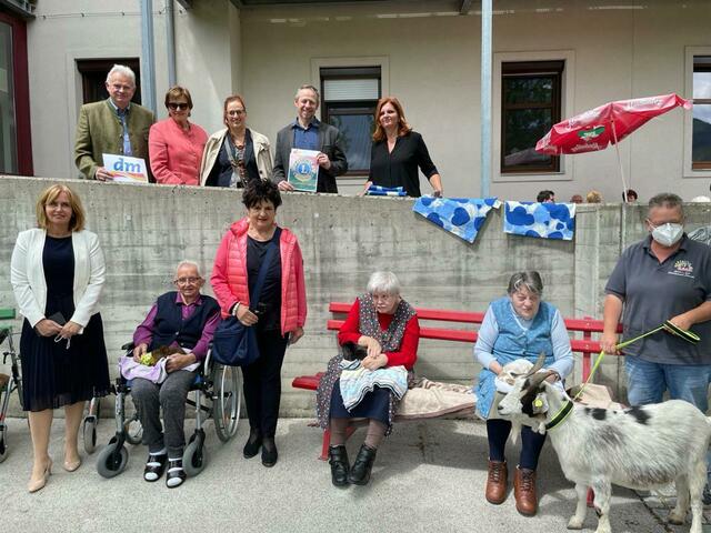  Begeisterung bei Tiertherapie im Vorgarten des Pflegeheimes St. Salvator mit Bewohnern, GFstl. Mag. Martina Springer (links) und Lions-Vorstandsmitgliedern | Foto: Privat
