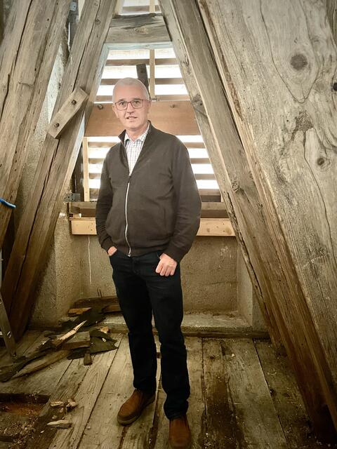 Franz Hofmann finanziert die neue Glocke für die Filialkirche Aschau. Auf dem Foto befindet er sich im alten Glockenstuhl.  | Foto: Höllbacher