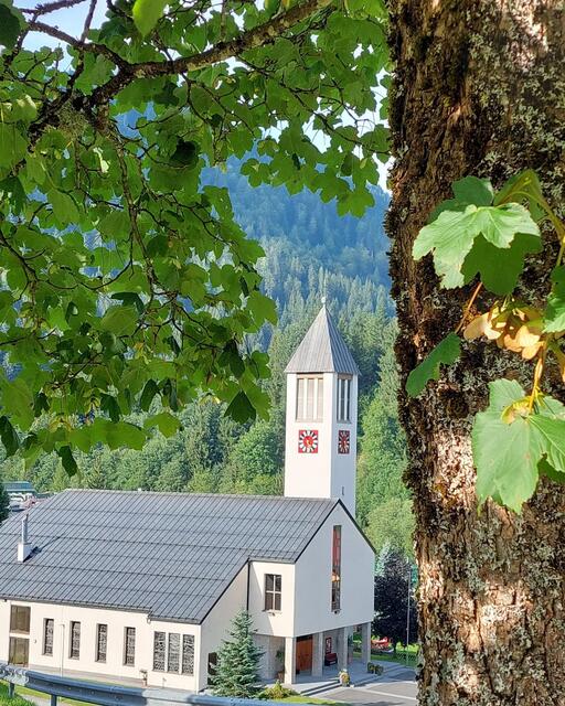 Die Kirche in Lungötz ist mit Turmuhr fertiggestellt.