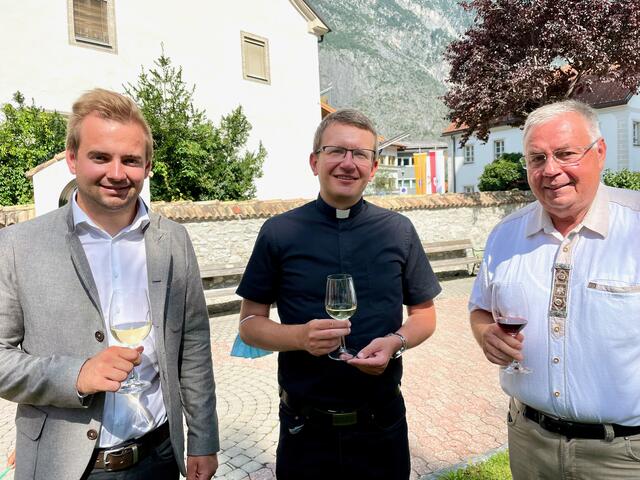 Bgm. Dominik Traxl, Vikar Adam Pendel und Vizebgm Josef Reheis (v.l.). | Foto: Bezirksblätter