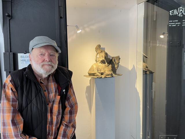 Josef Zenzmaier präsentiert seine Bronzeskulptur "Europa". | Foto: Thomas Fuchs