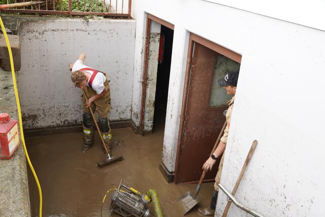 Feuerwehren aus ganz Salzburg helfen beim Einsatz in St. Johann – Keller und Tiefgaragen werden vom Schlamm befreit. | Foto: Julia Hettegger