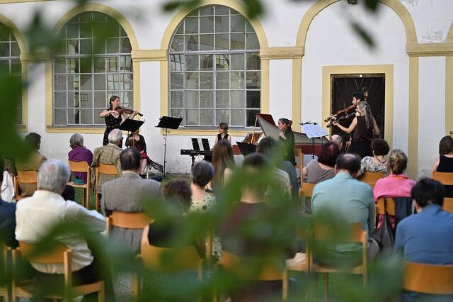 Bei Schlechtwetter findet das Konzert in der Kirche statt.  | Foto: Ivan Kitanovic