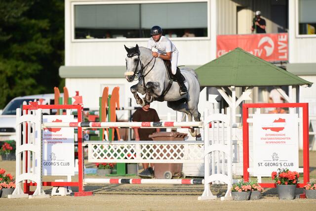Staatsmeister Einzel und Mannschaft Springreiten 2021 Roland Englbrecht mit Mevisto´s Corwinni | Foto: horsic