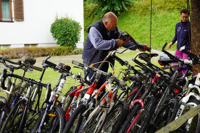 Bewohner der Reinbachsiedlung retten Fahrräder aus den überfluteten Kellerabteilen  | Foto: Julia Hettegger