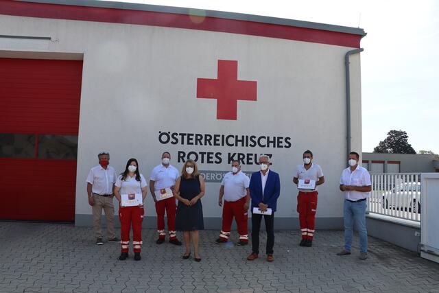 Landesrätin Ulrike Königsberger-Ludwig brachte dem Team vom Roten Kreuz Bruck Merci-Schokolade vorbei. | Foto: Michalka