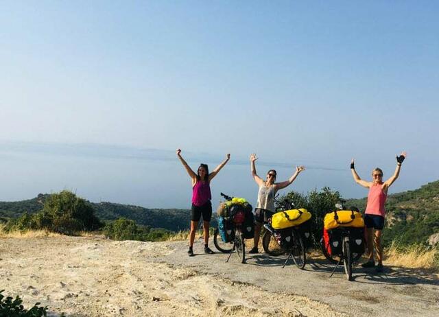 Freudensprünge: Nach 28 Tagen und 2.012 Kilometer am Fahrradsattel erreichten Fliliz Akinci aus Fürstenfeld (l.), Lisa Eibel aus Riegersburg (M.) und Andrea Maier aus Neudorf bei Ilz (r.) die türkische Ägäisküste. | Foto: Filiz Akinci