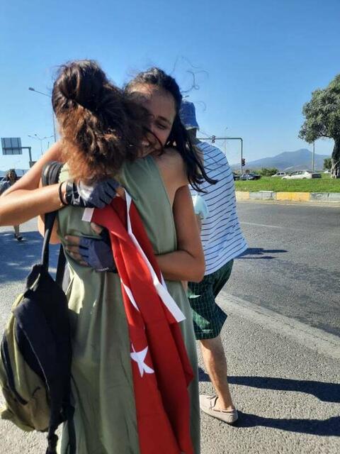 Große Emotionen bei der Ankunft in Kusadasi. | Foto: Filiz Akinci
